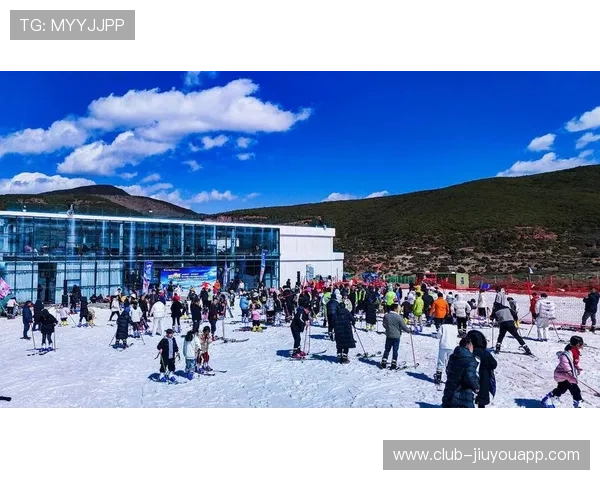 冰雪运动俱乐部推动家庭滑雪体验与安全教练配备，冰雪运动学校